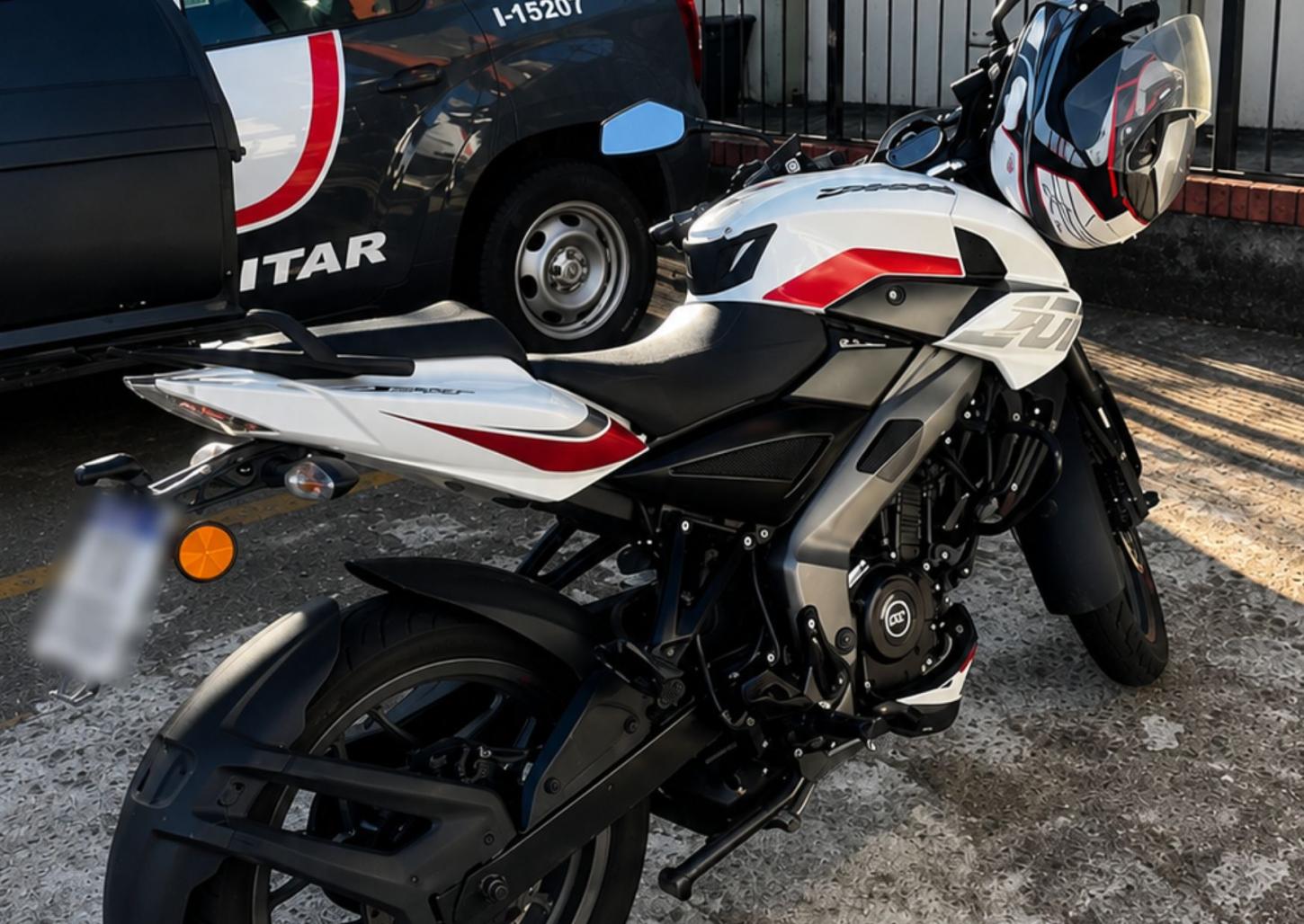 Homem tenta fugir com moto furtada, mas é preso pela PM
