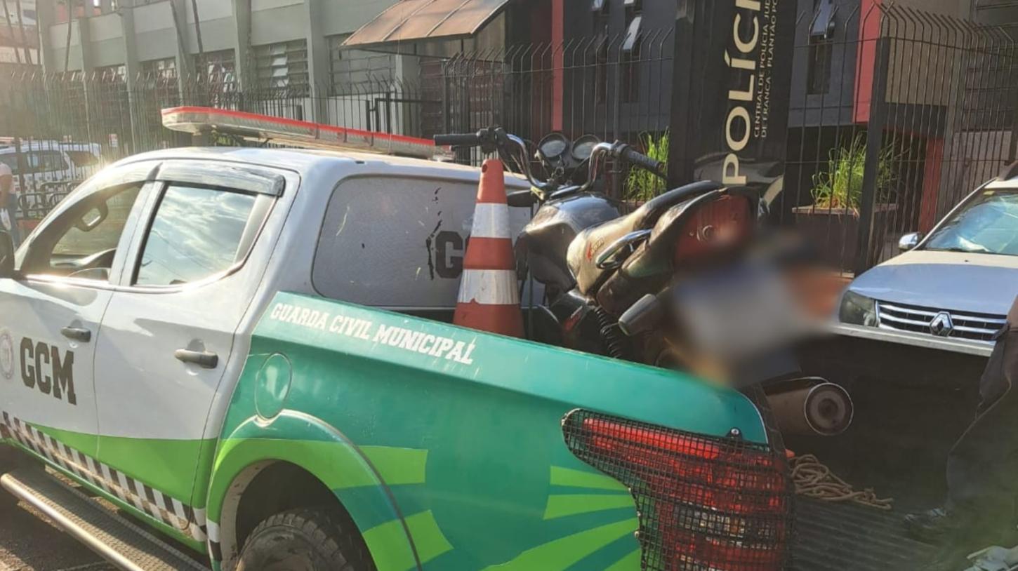 Homem tenta fugir, mas é detido com moto de chassi raspado