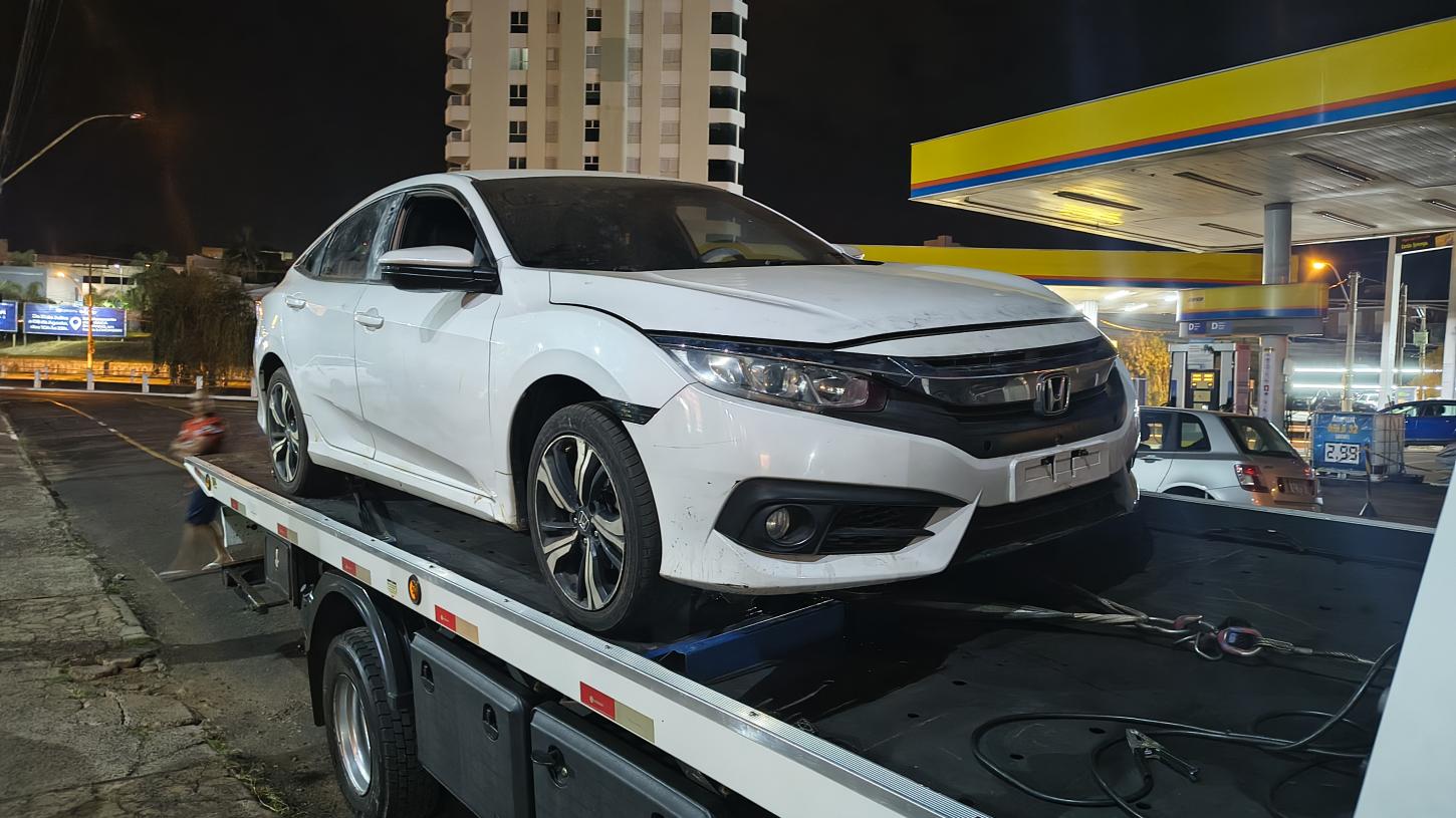 Força Tática recupera carro roubado em lava jato e localiza munições 