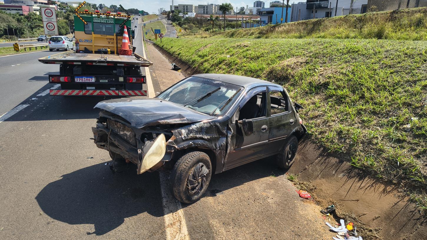 Capotamento na Ronan Rocha deixa mãe e filhas feridas 