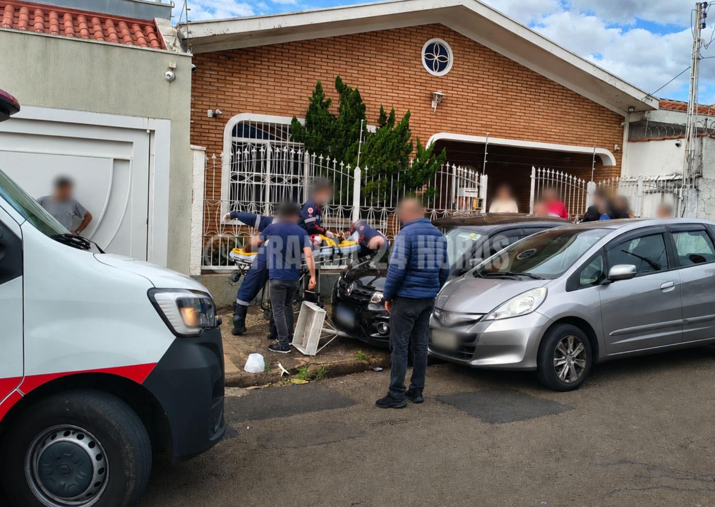 Idosa é atropelada por carro na calçada e fica em estado grave 