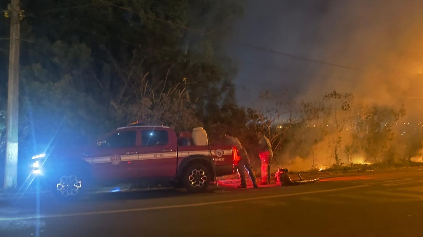 Incêndio atinge área de mata e mobiliza Corpo de Bombeiros no Recanto Elimar
