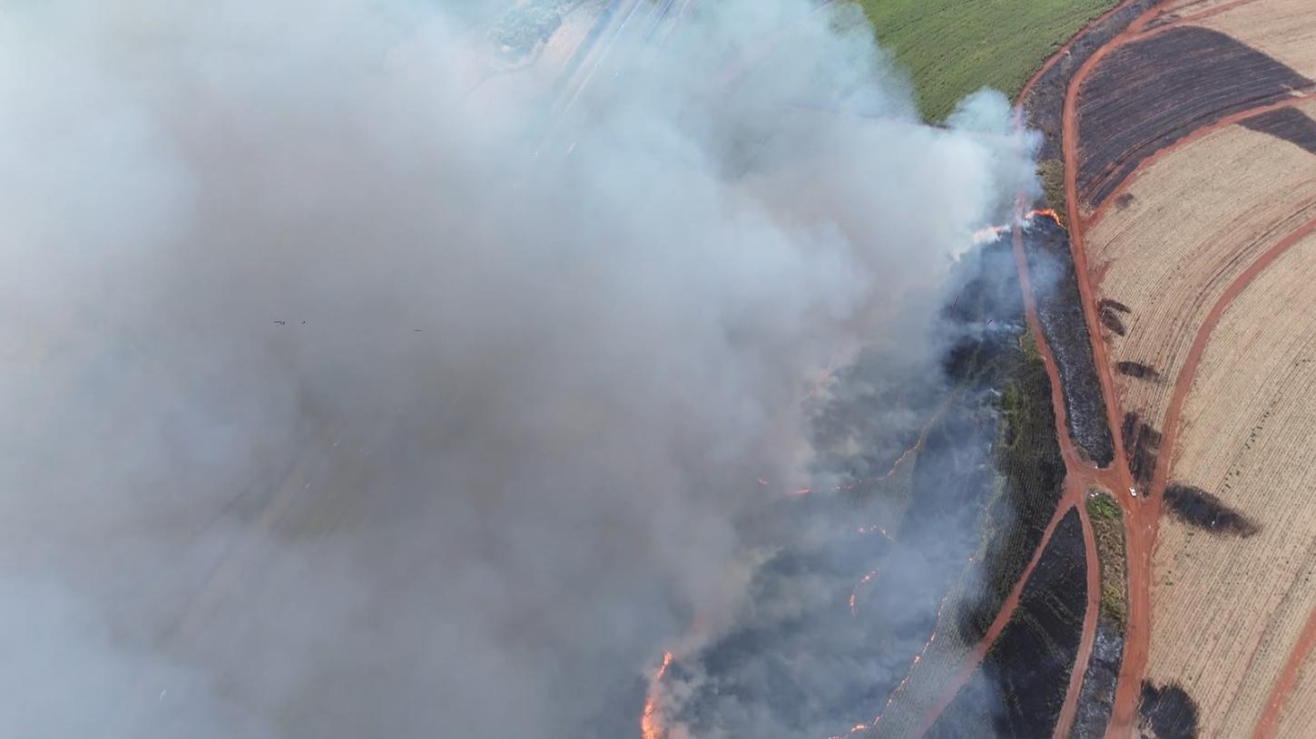 Incêndio de grandes proporções atinge canavial na região de Franca