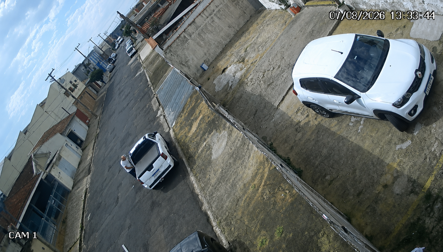 Ladrão leva menos de um minuto para furtar carro no Jardim Guanabara