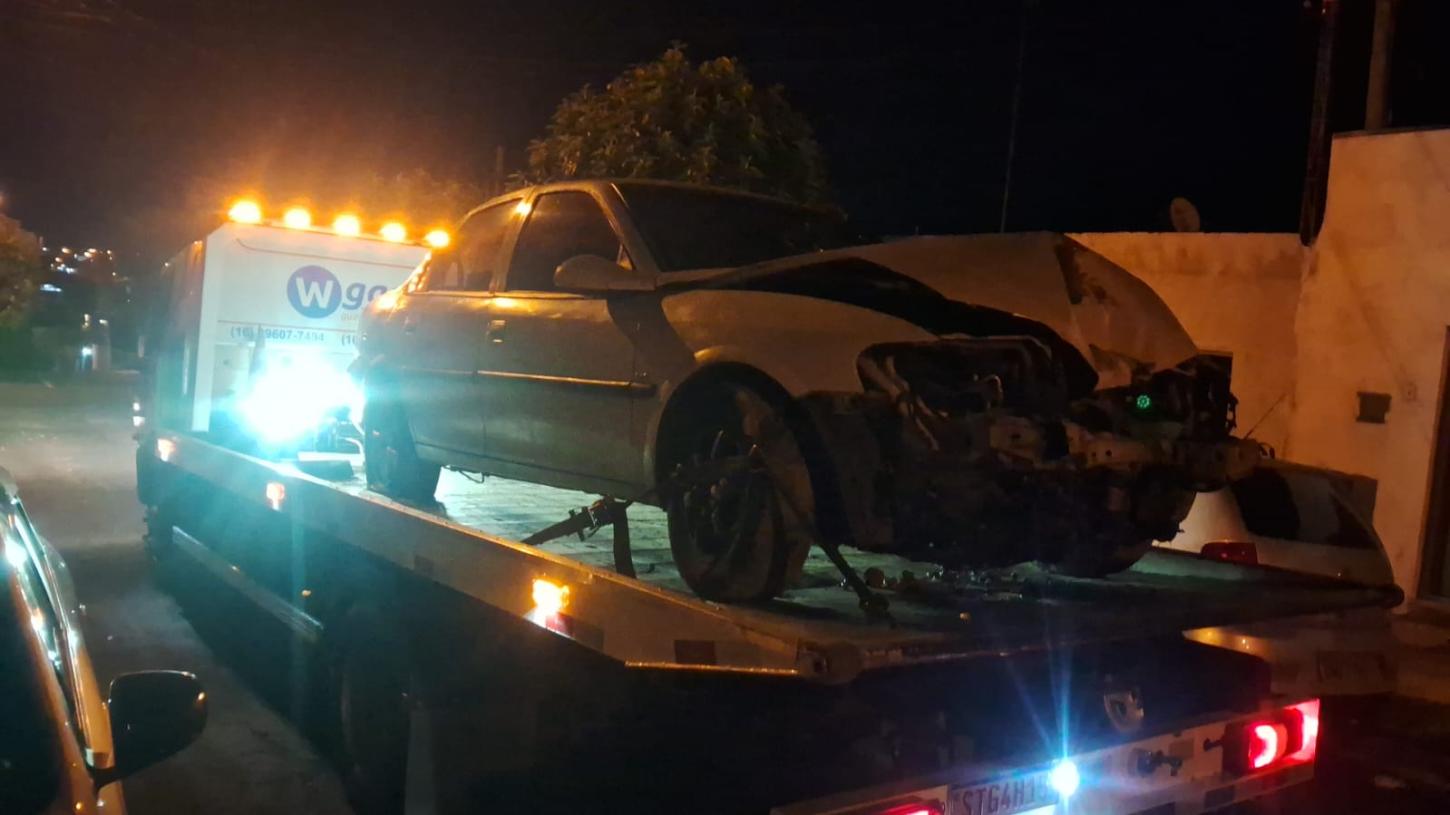 Motorista bate em poste após ser 