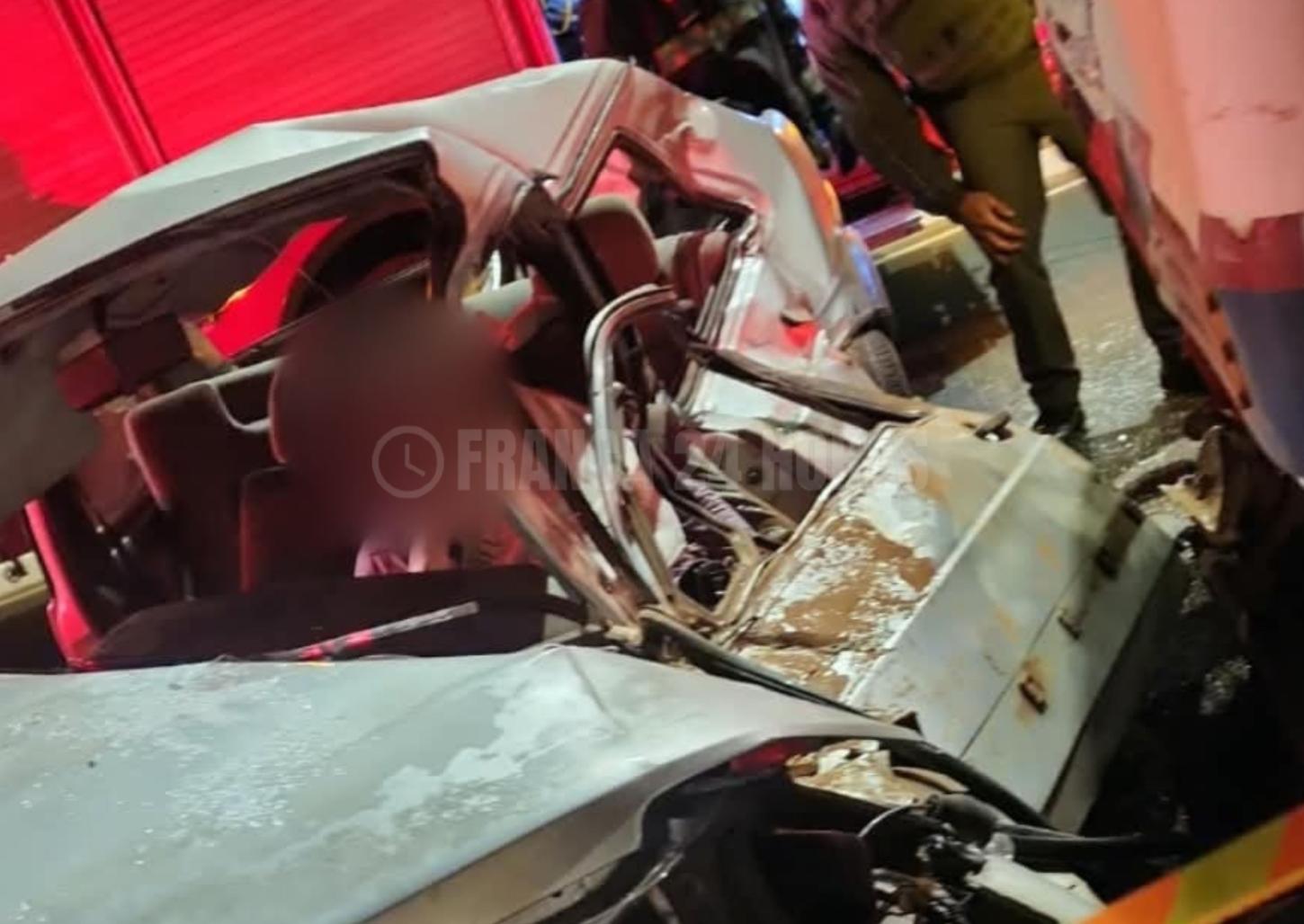 Motorista fica preso às ferragens após bater em ônibus 