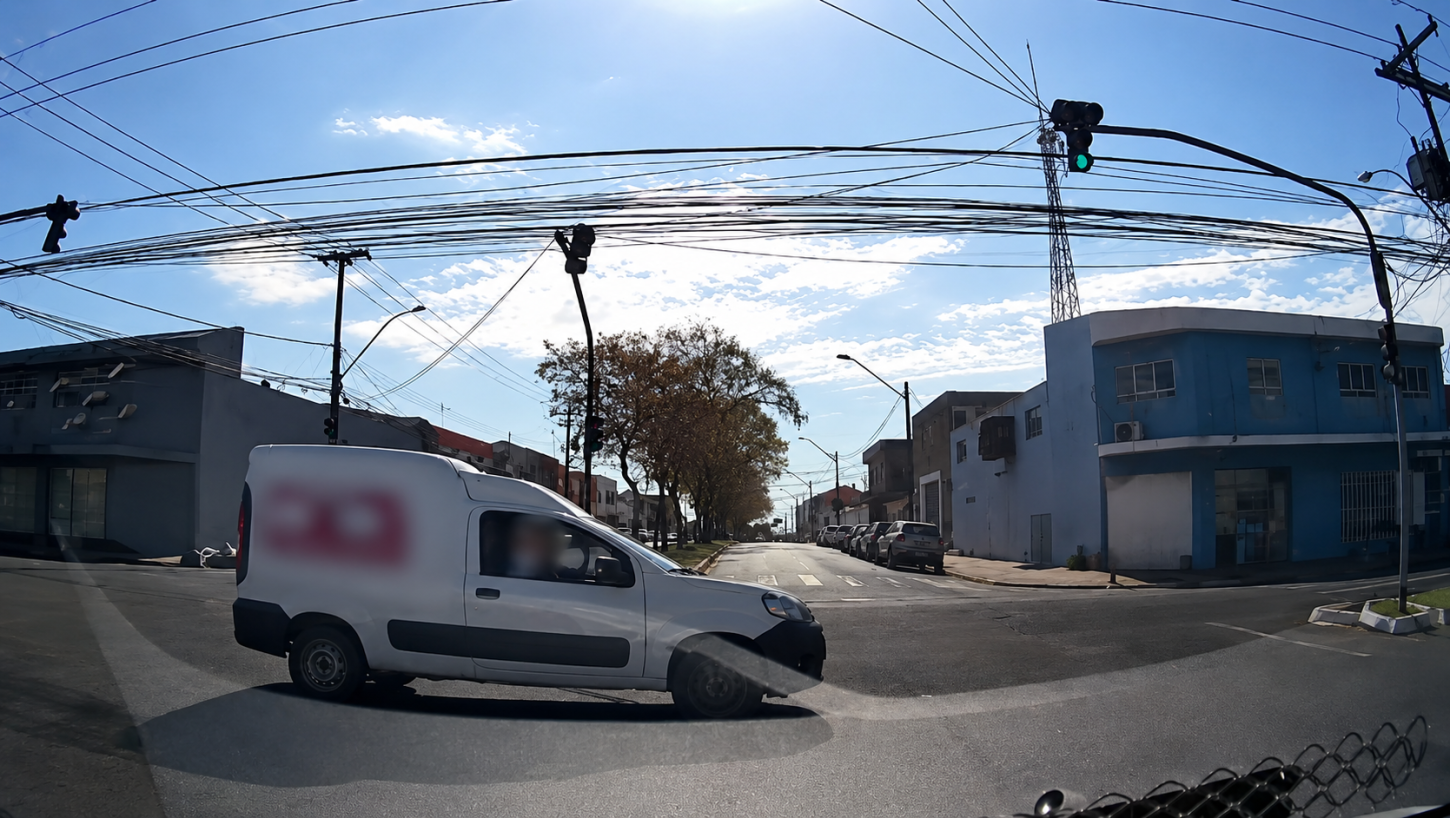Motorista passa no sinal vermelho e quase provoca batida no Petráglia