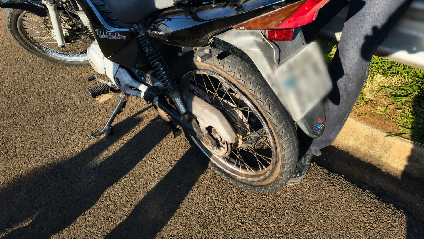 Mulher cai da moto após pneu estourar e fica em estado grave  