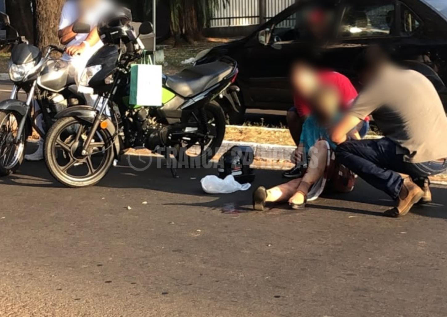 Mulher sofre fratura exposta após ser atropelada na Francisco Marques