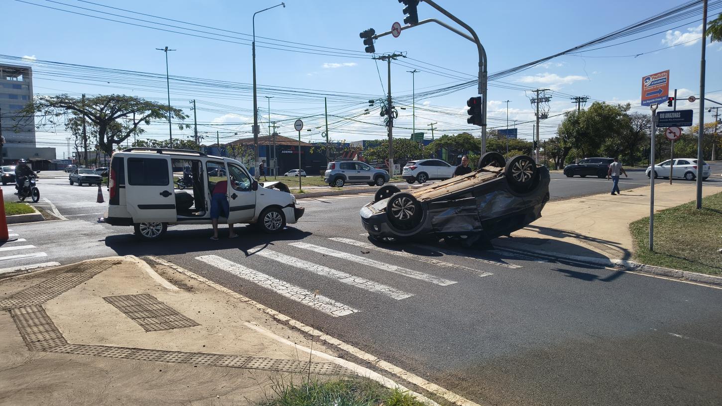 Carro capota após colisão em cruzamento; assista 