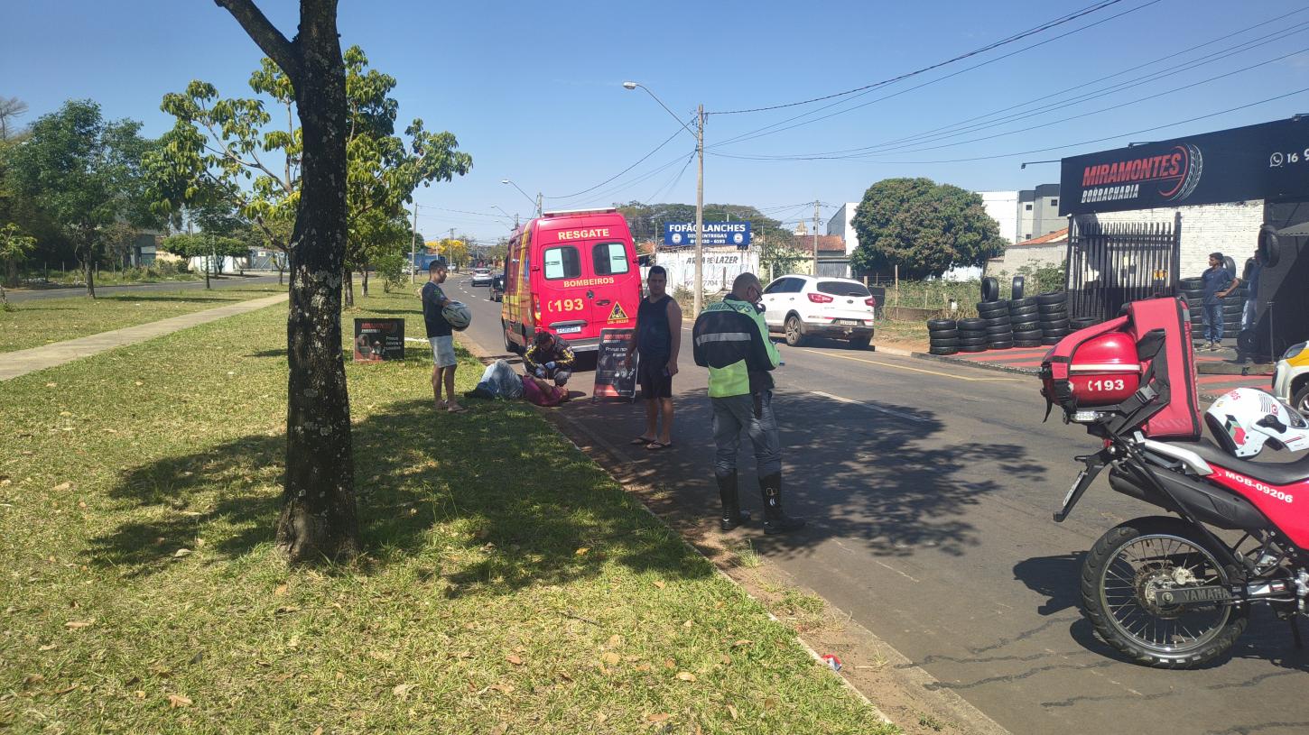 Motociclista fica ferido após atingir cavalo na avenida Monteiro Lobato