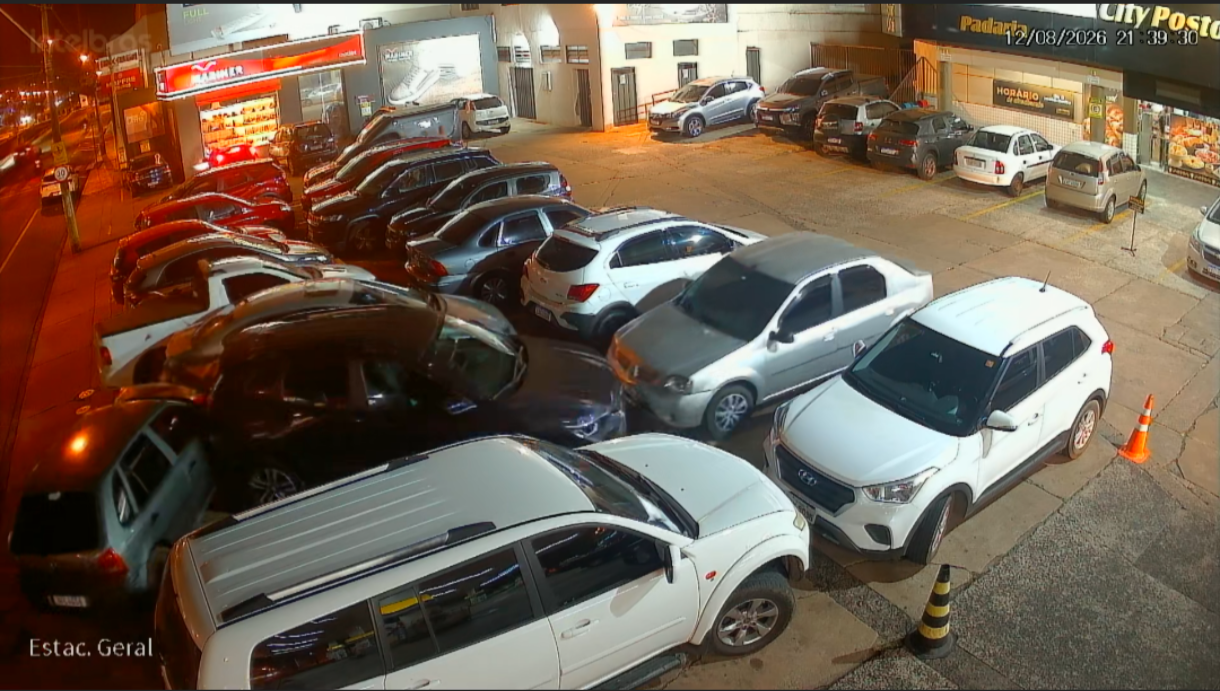 Motorista invade posto e atinge veículos estacionados 