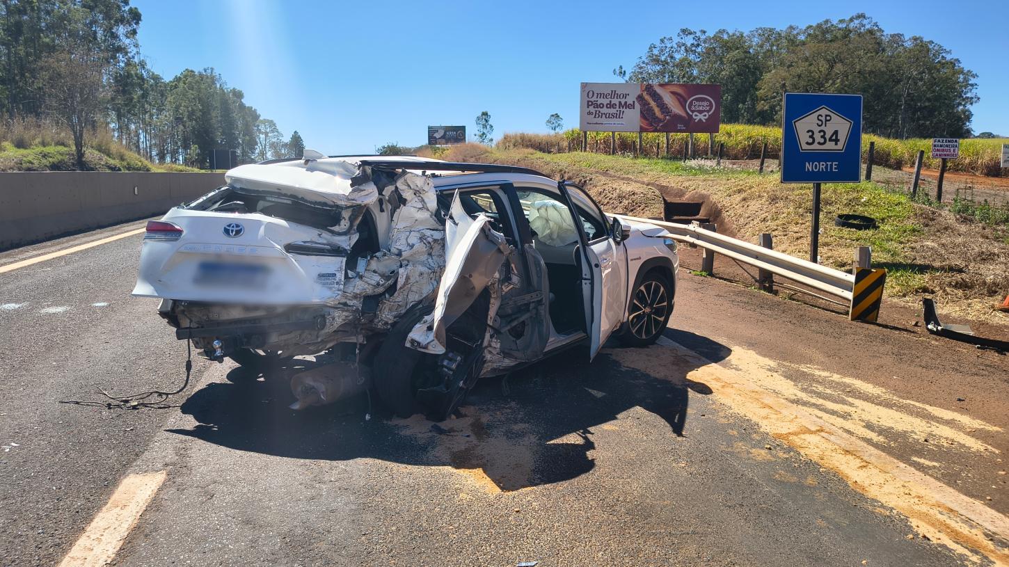Bitrem, van e carro se envolvem em acidente na Cândido Portinari 