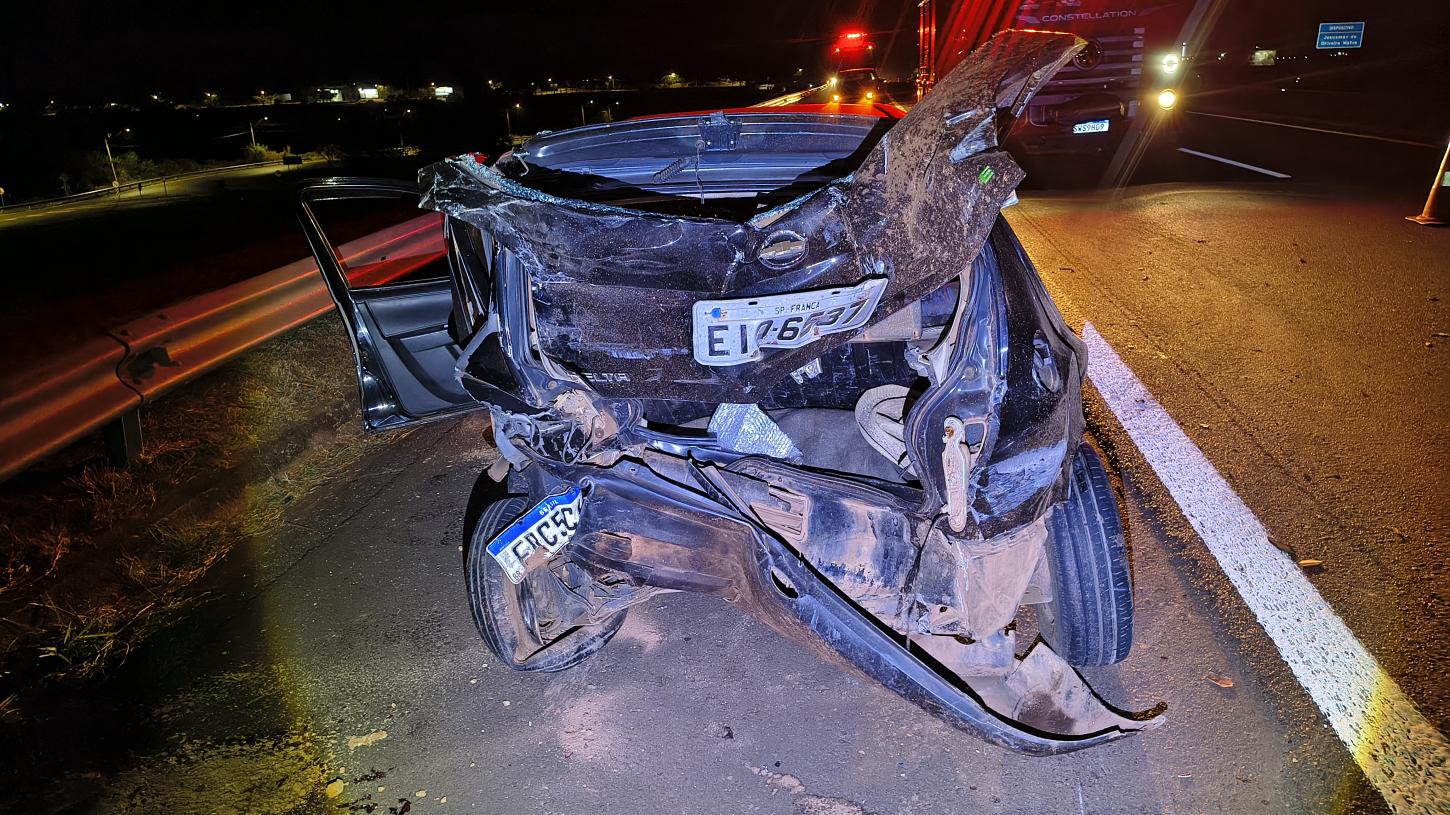 Duas pessoas ficam feridas em grave acidente na Cândido Portinari 