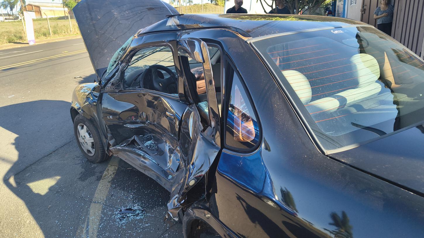Acidente entre caminhonete e carro deixa mulher ferida no Francano