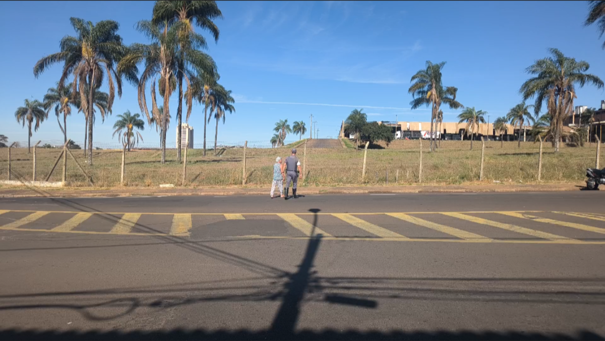 Policial militar para trânsito e ajuda idosa atravessar avenida no Francano 
