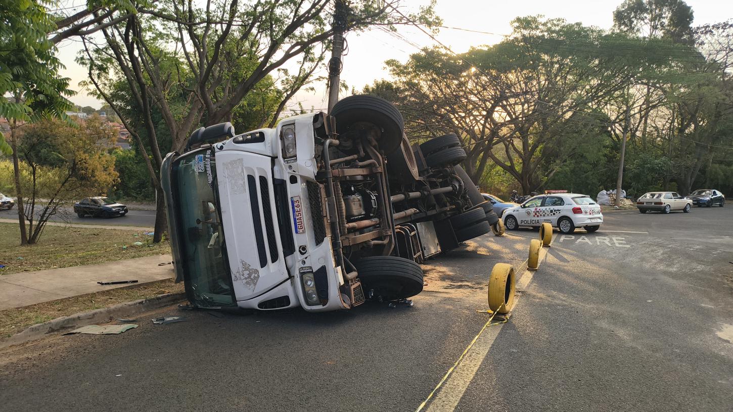 Caminhão tomba e deixa motorista ferido no Parque das Esmeraldas 
