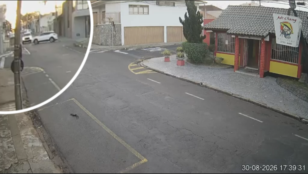 Carro invade lava jato após colisão em cruzamento no bairro Estação