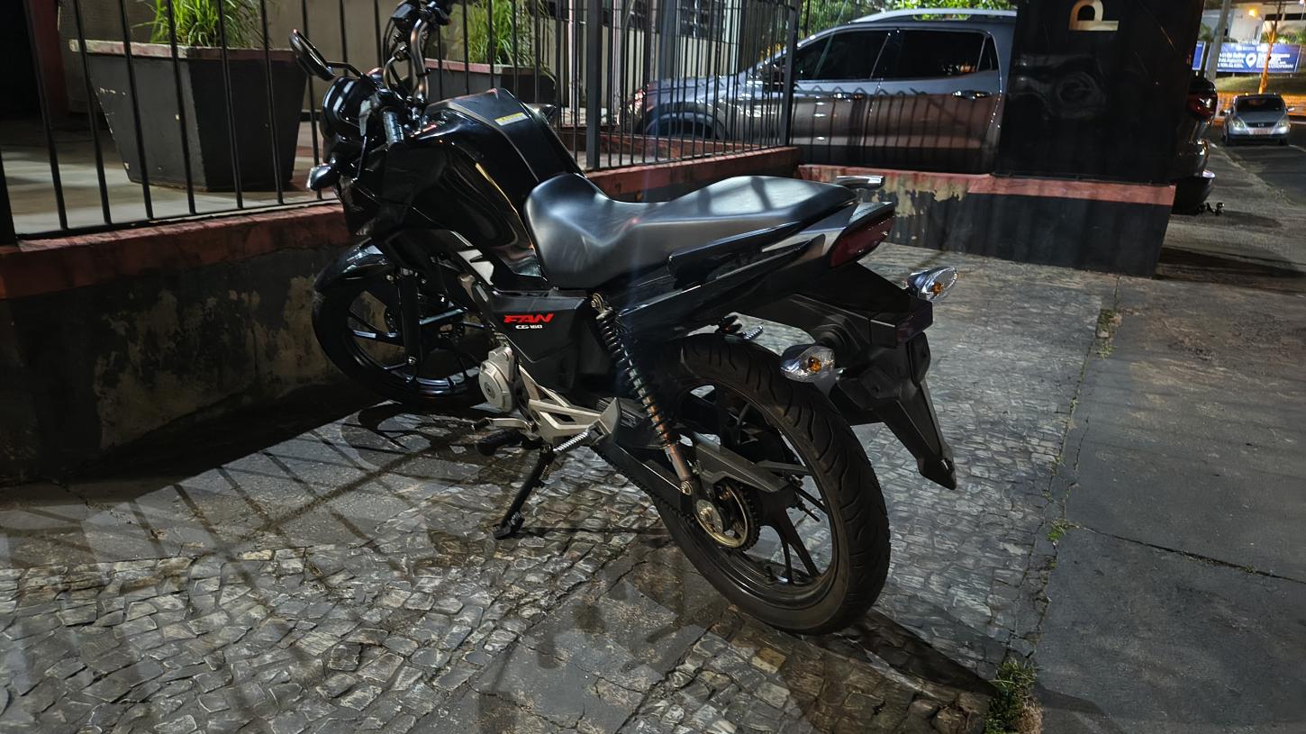 Homem tenta dispensar drogas pilotando moto, mas é apreendido