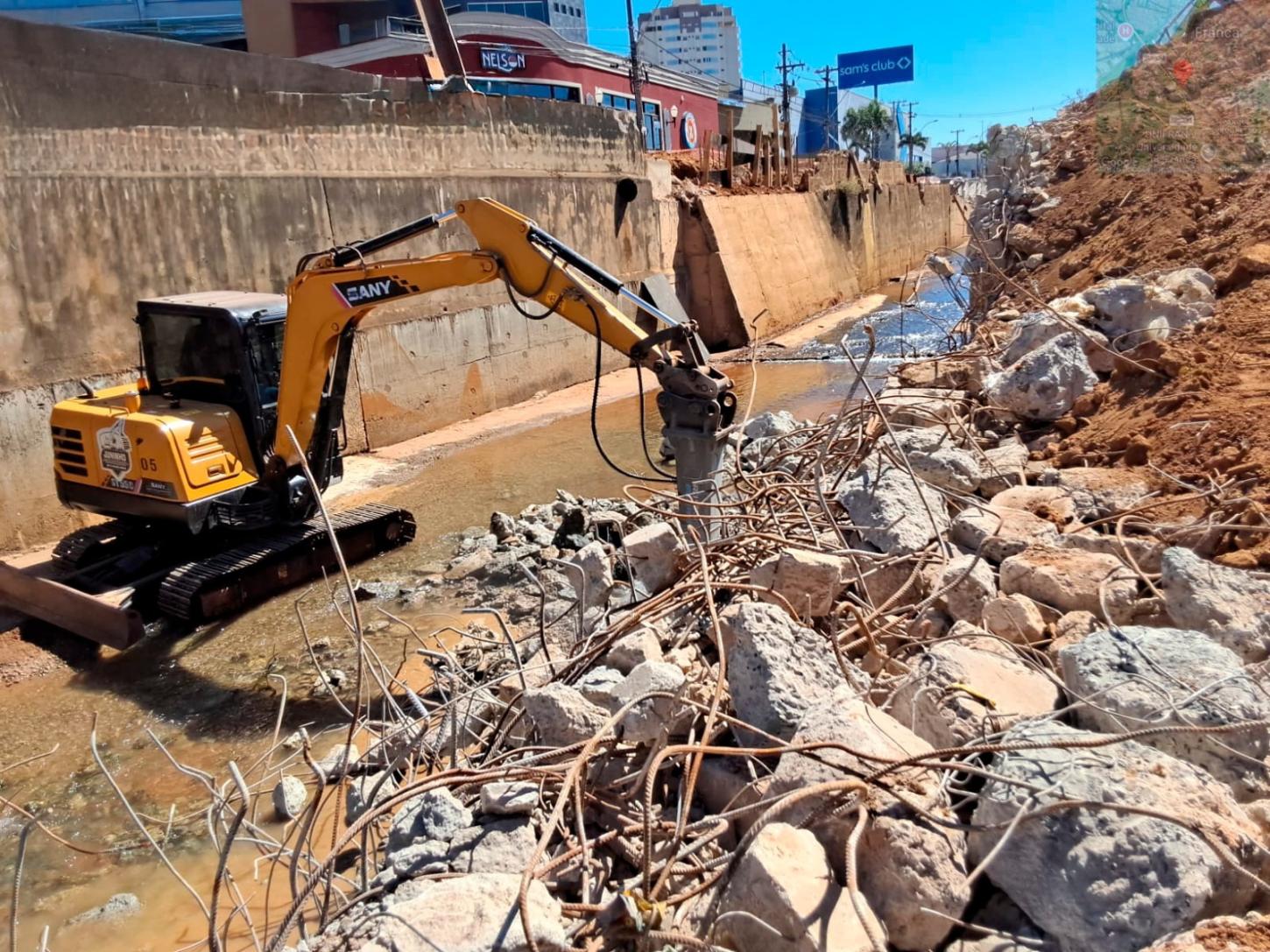 Obras antienchentes causam novas interdições na Antônio Barbosa Filho