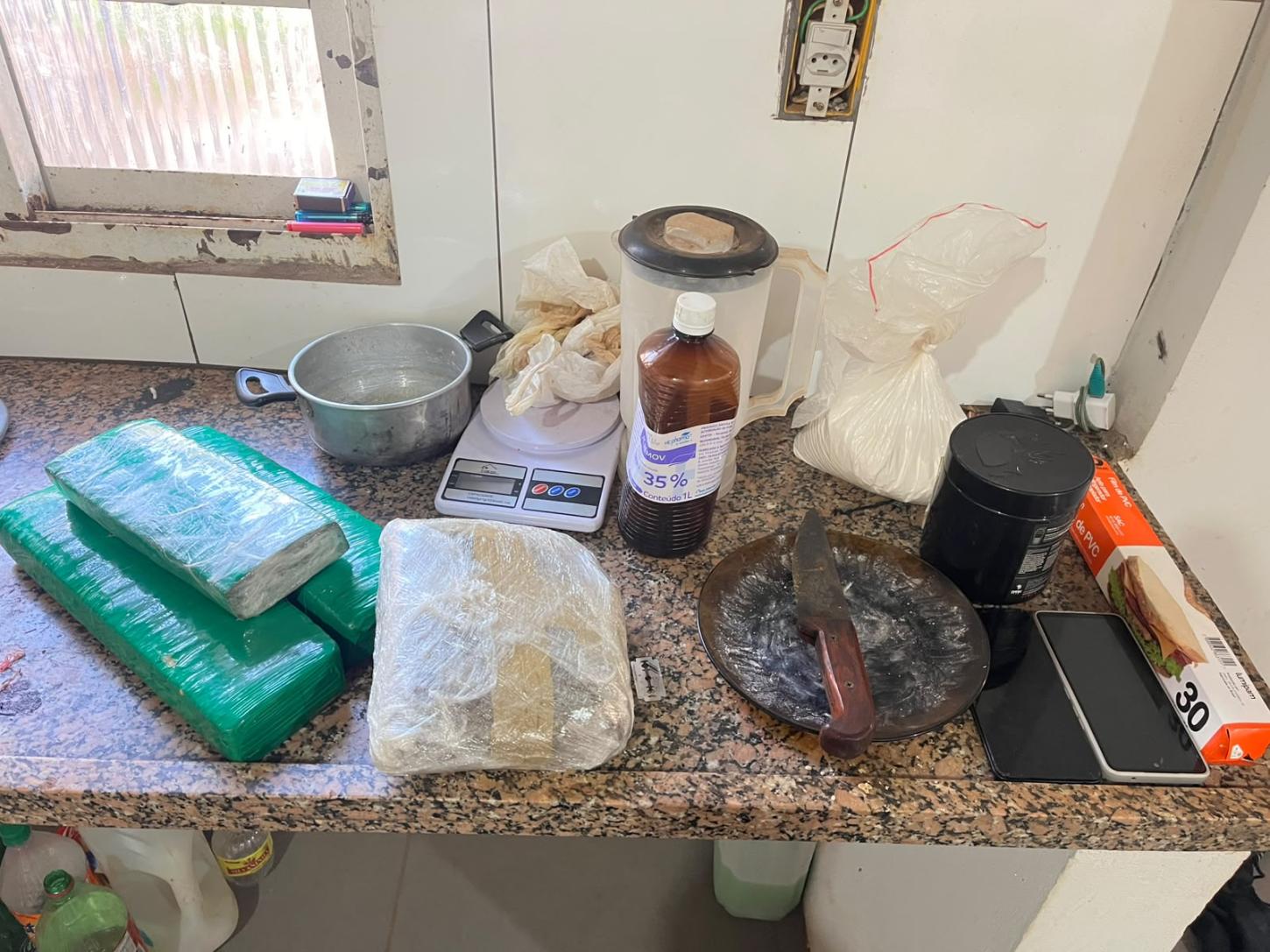 PM acaba com ‘casa bomba’ e apreende 4,5 quilos de drogas em Guará