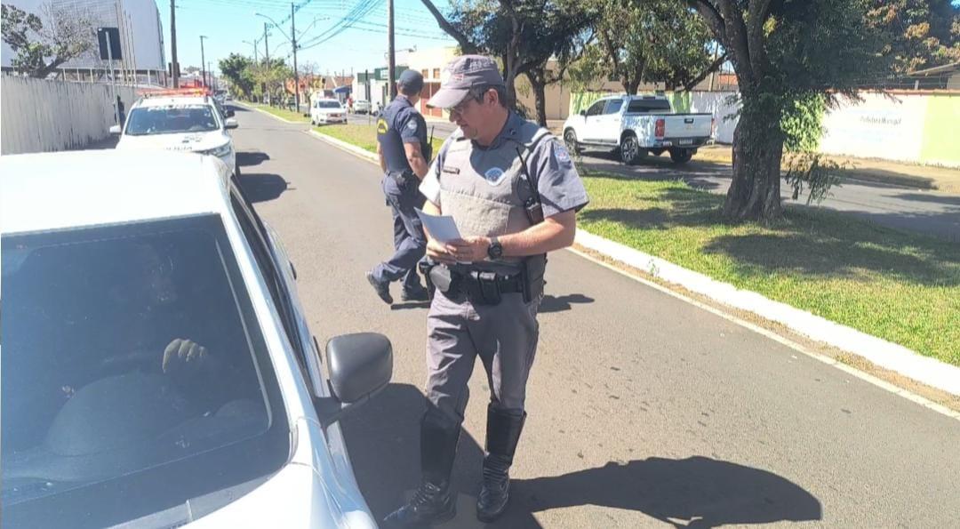 Polícia Militar realiza blitz educativa e fiscaliza vans escolares em Franca