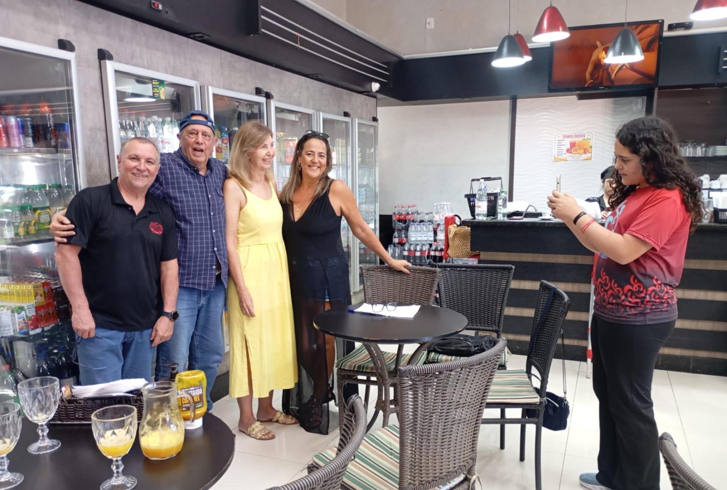 Fernando, Padinha, Elaíse, Roberta Sene e Maitê em foto de Márcio Duarte na panificadora Rossato