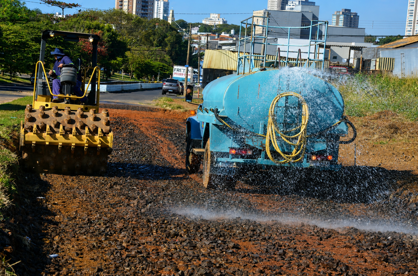 Prefeitura inicia compactação para pavimentação de avenida no Barão