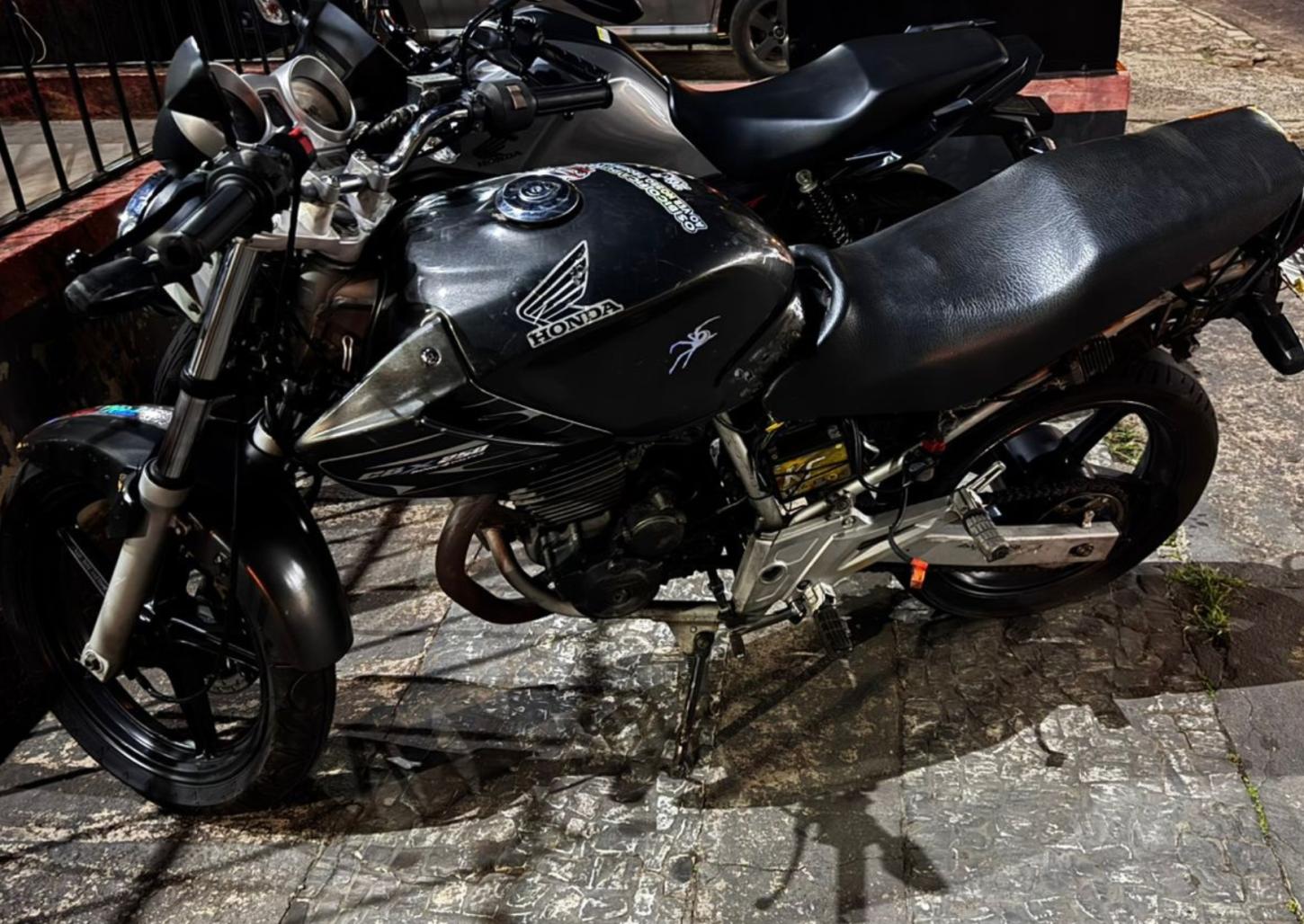 Adolescente é flagrada por policiais militares pilotando moto adulterada 