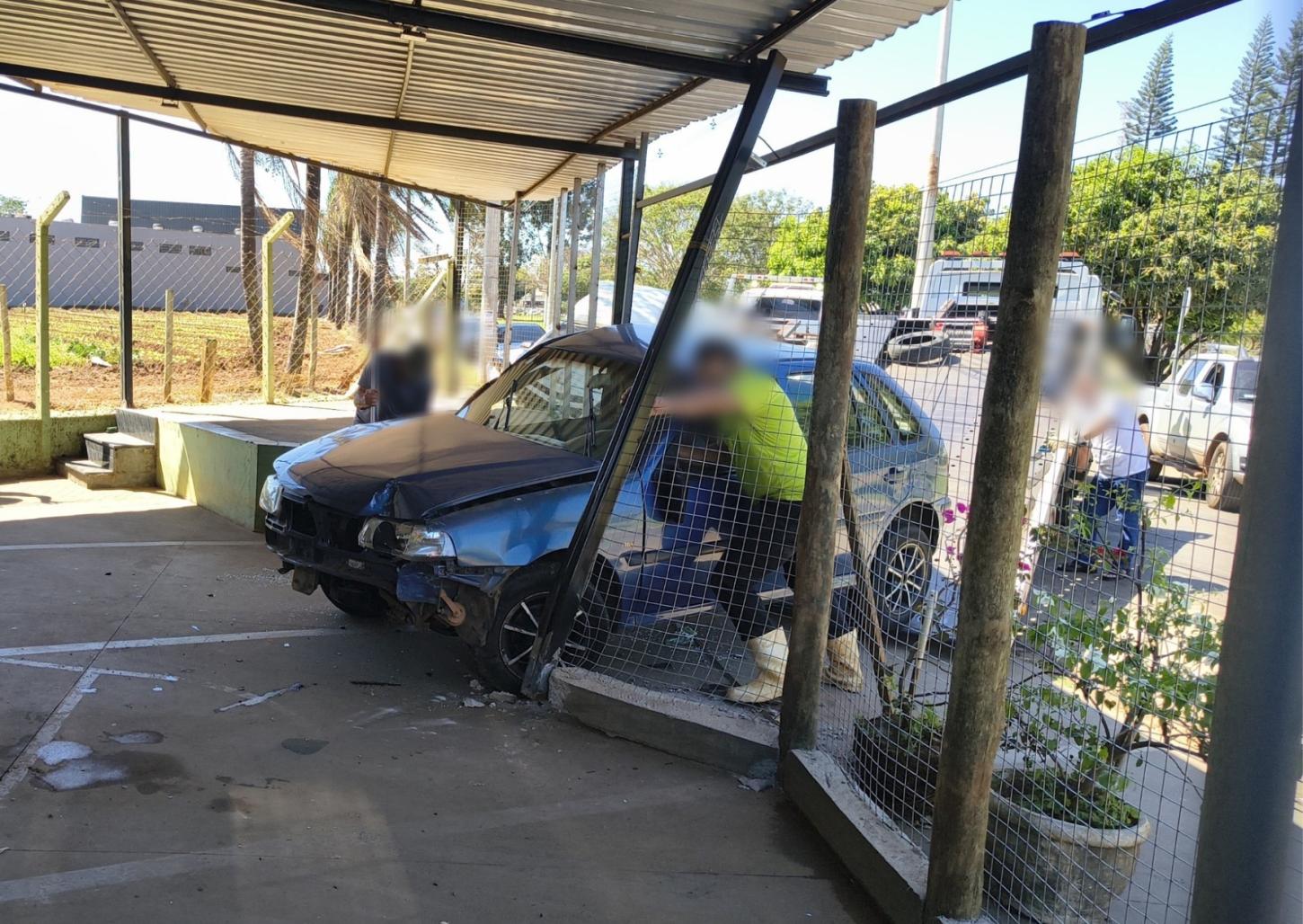 Após colisão em avenida, carro invade estabelecimento comercial 