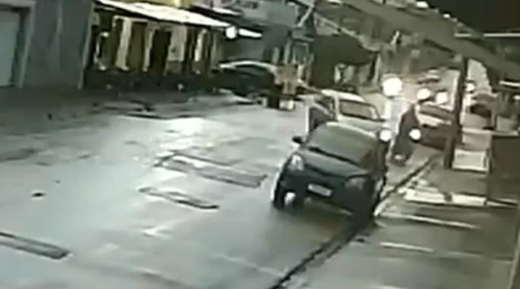 Briga de trânsito termina com motociclista ferido