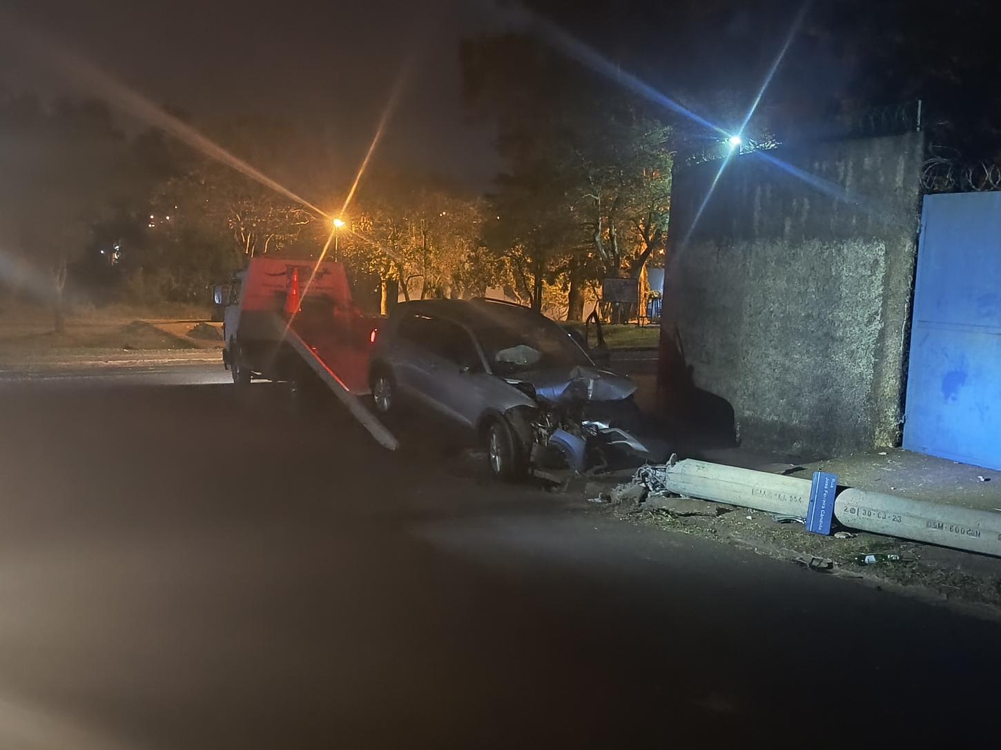 Carro bate em poste e deixa moradores sem energia no Recanto Elimar