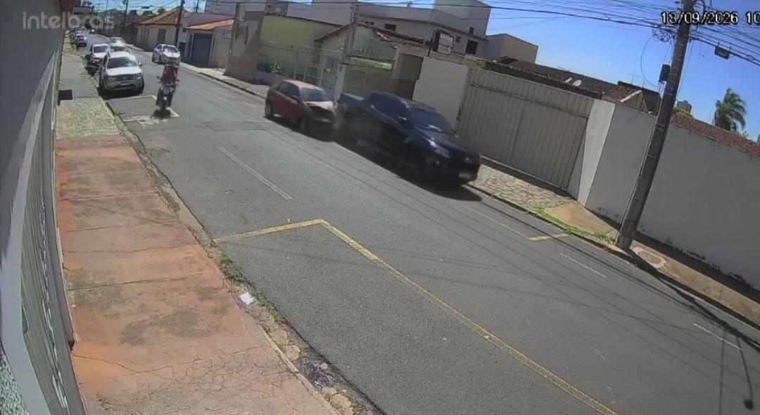 Carro bate em caminhonete estacionada e condutor fica ferido