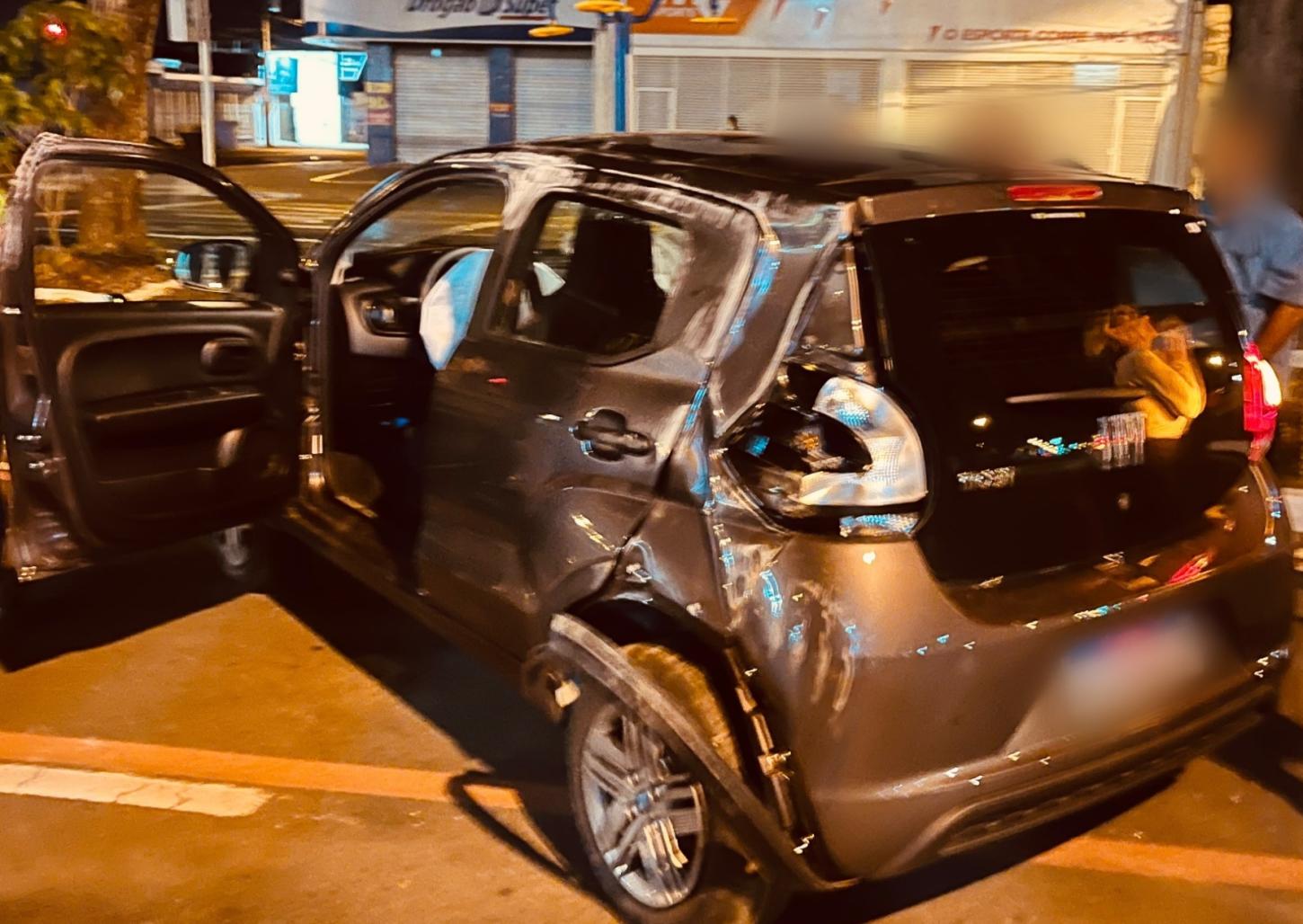 Carro capota após colisão na avenida Presidente Vargas na madrugada