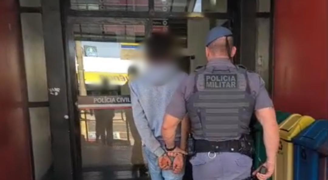 Homem é preso pela PM após furtar rodas de andaimes de supermercado
