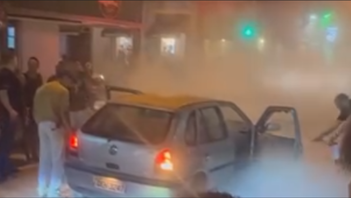 Carro pega fogo em rua movimentada e populares ajudam a combater incêndio 