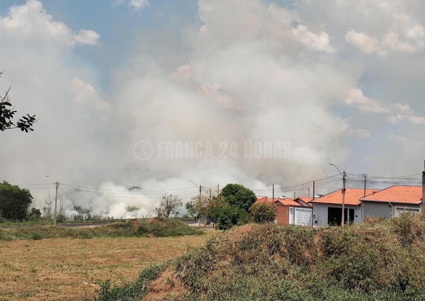 Incêndio atinge área de mata no Villágio Mundo Novo neste domingo (27)