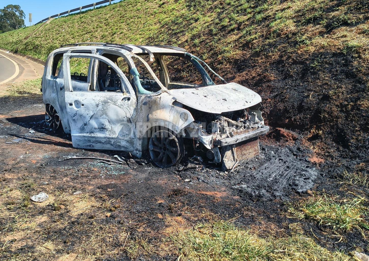 Incêndio destrói carro na rodovia Prefeito Fábio Talarico 