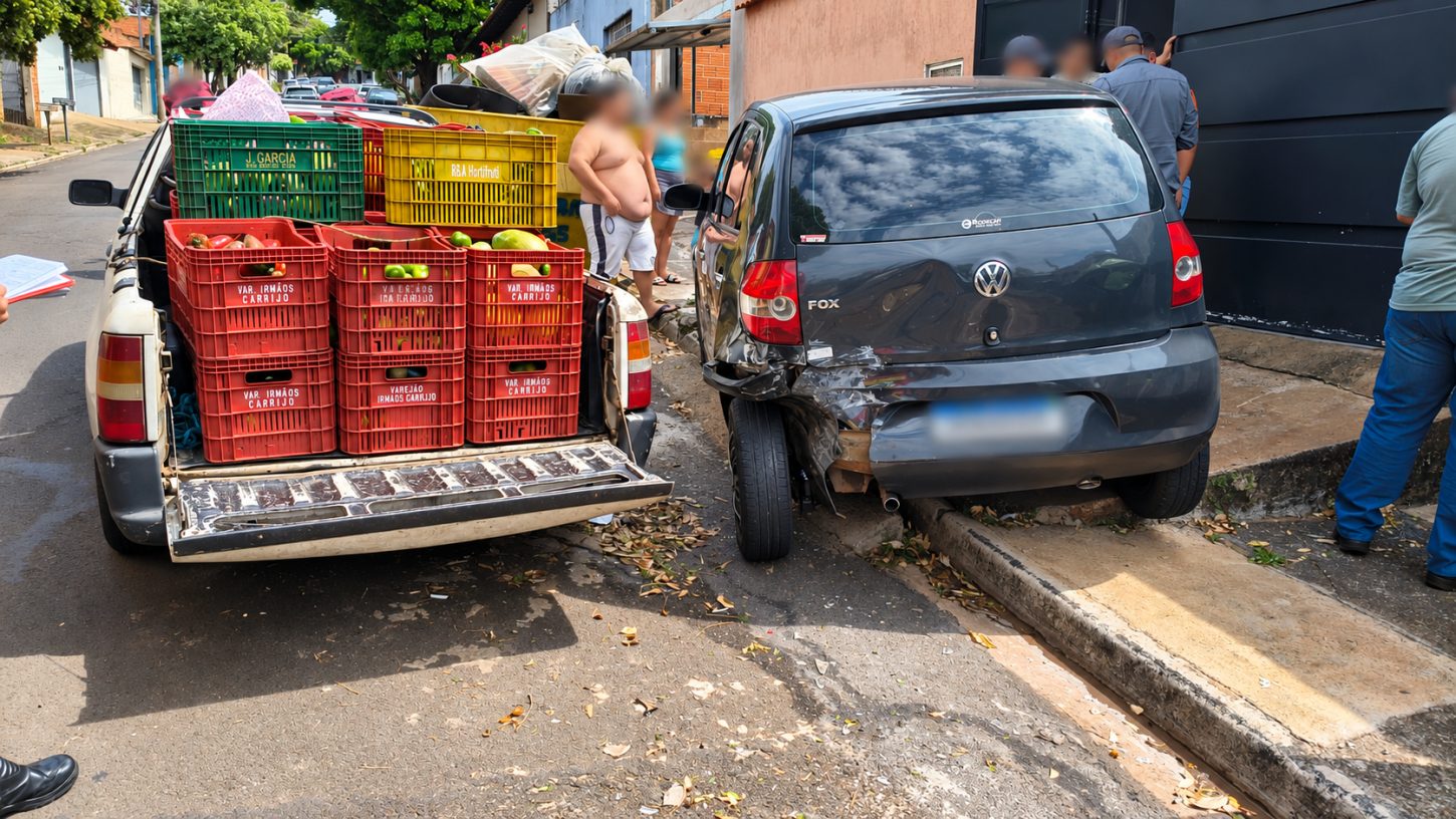 Jovem bate em carro estacionado no Bonsucesso e fica ferido