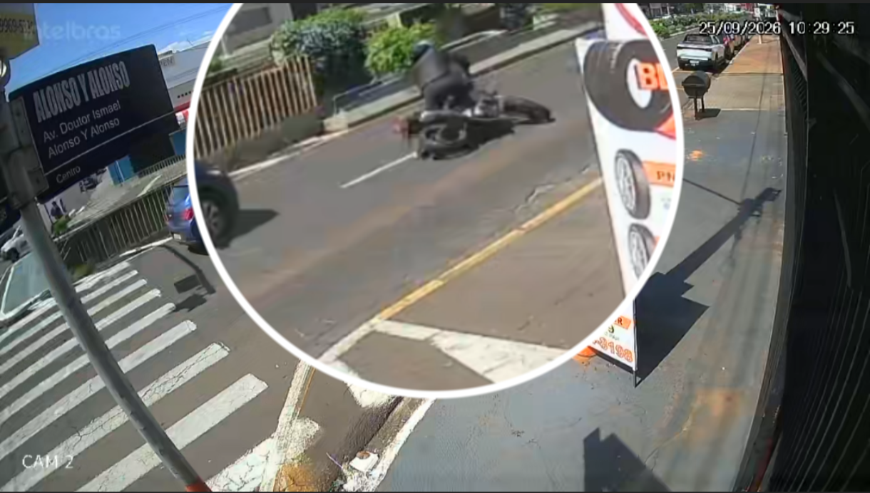 Câmeras flagram acidente na avenida Doutor Ismael Alonso y Alonso 