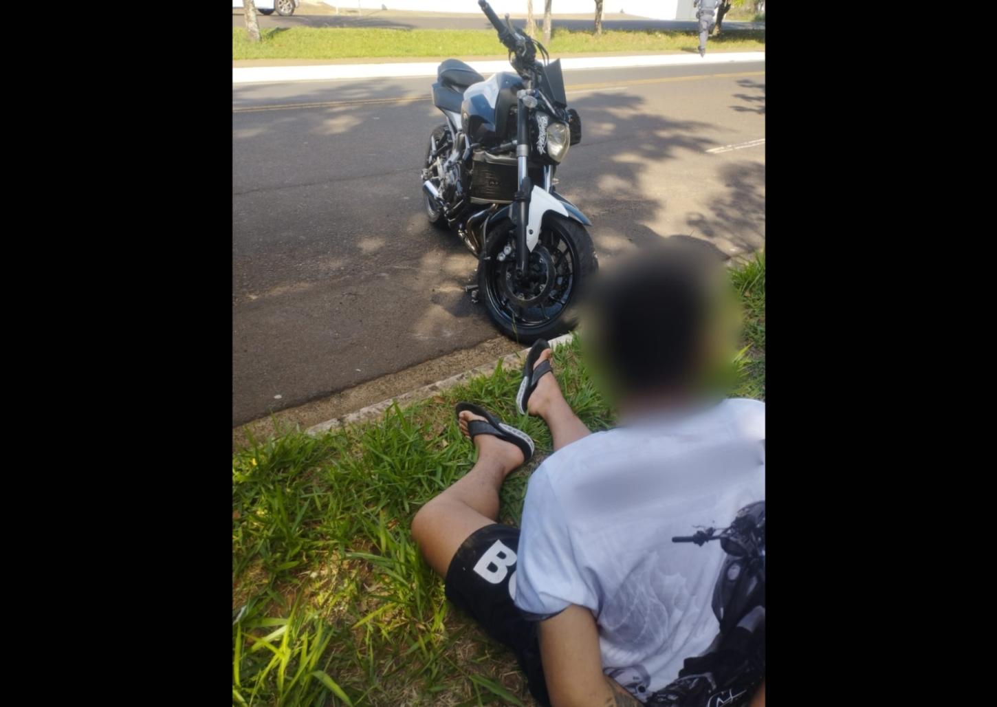 Motociclista tenta fugir do Baep, bate em viatura e é multado em R$ 10 mil
