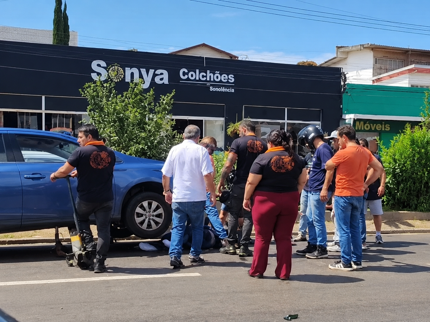 Motociclista vai parar embaixo de carro na Alonso y Alonso 