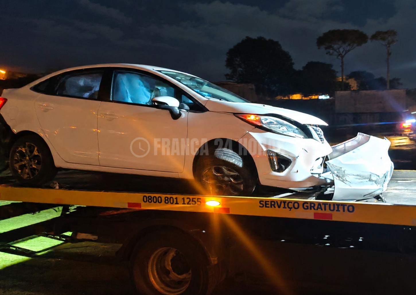 Motorista bate carro em defensa metálica na Cândido Portinari