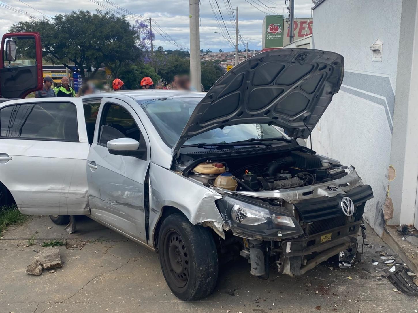 Motorista fica ferida após cruzar avenida e atingir muro de residência