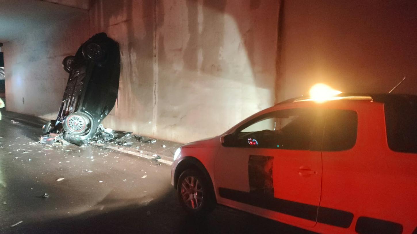 Motorista fica ferido após carro cair de pontilhão em São Joaquim da Barra