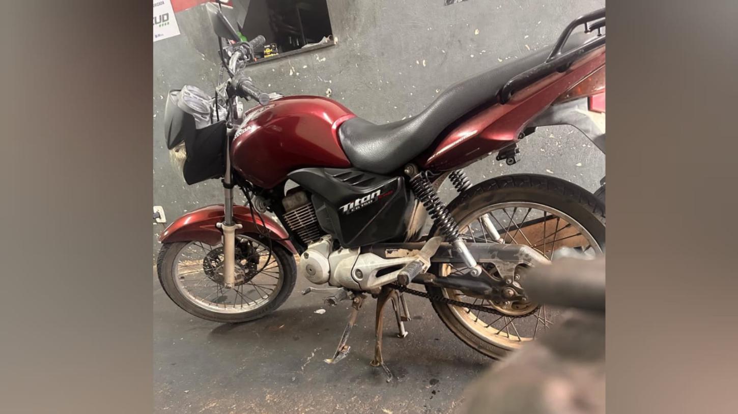 Mulher recupera motocicleta furtada de dentro de sua residência