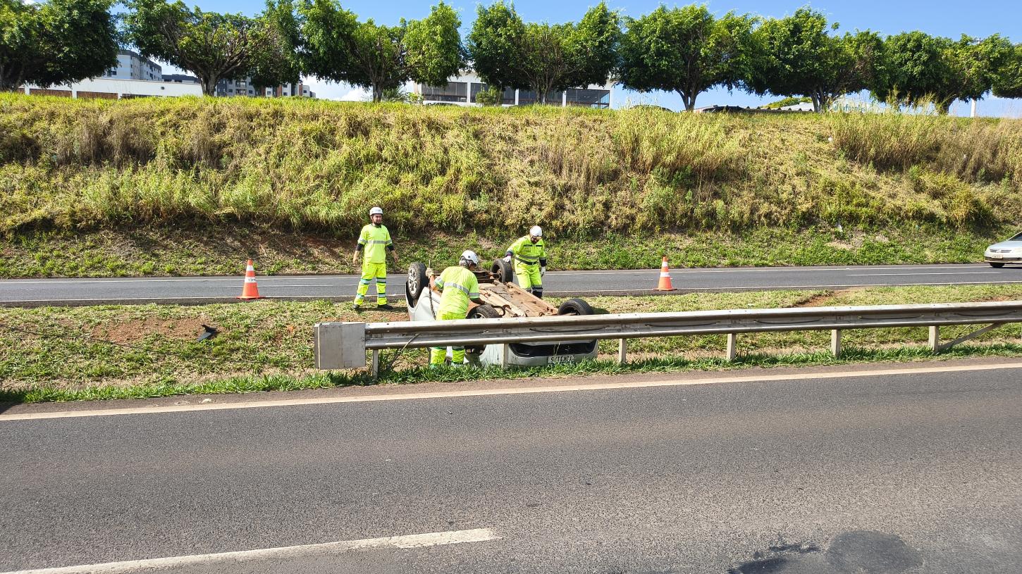 Carro capota após colisão na rodovia Engenheiro Ronan Rocha
