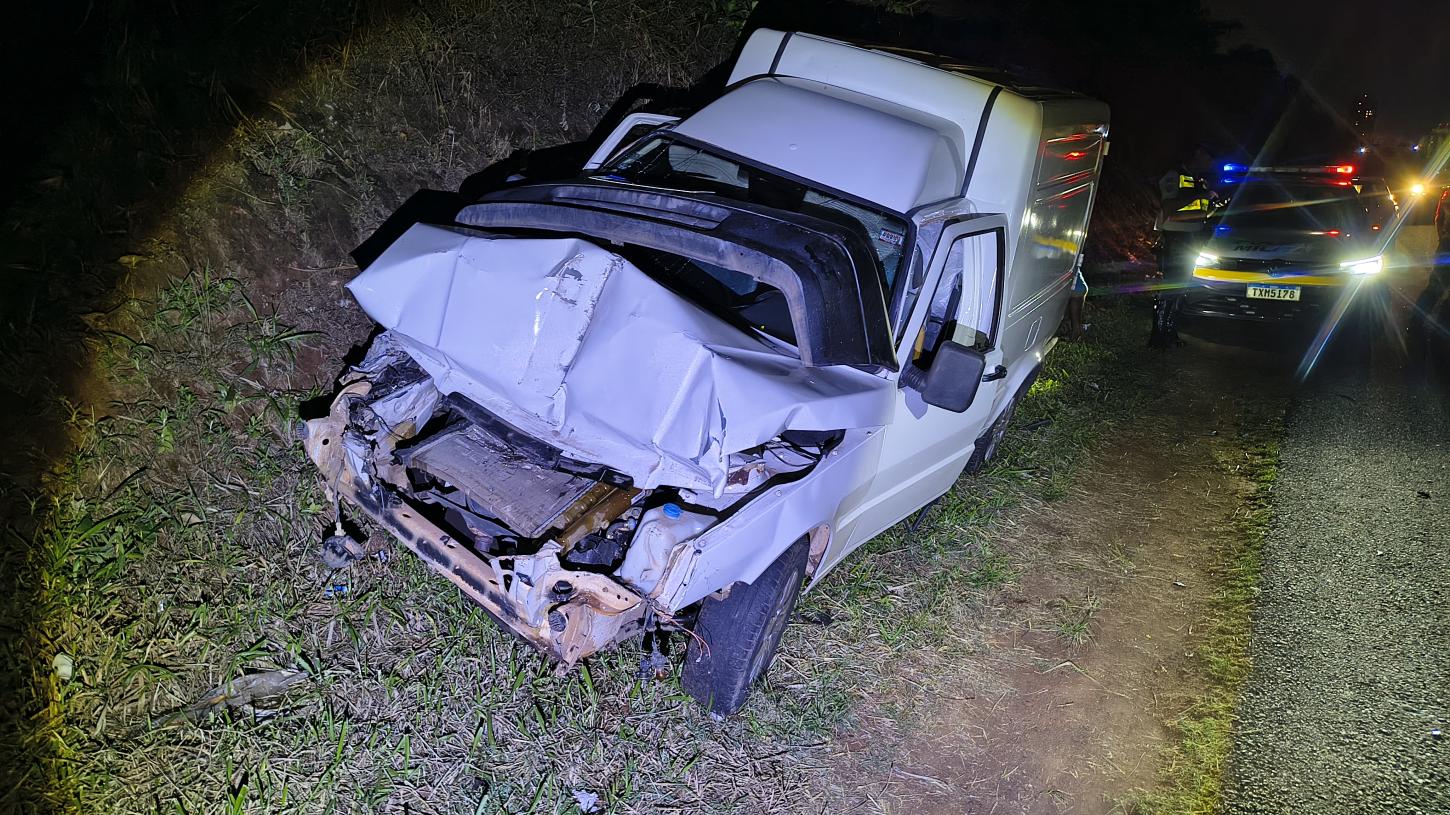 Homem bate Fiorino na traseira de carreta na Fábio Talarico 