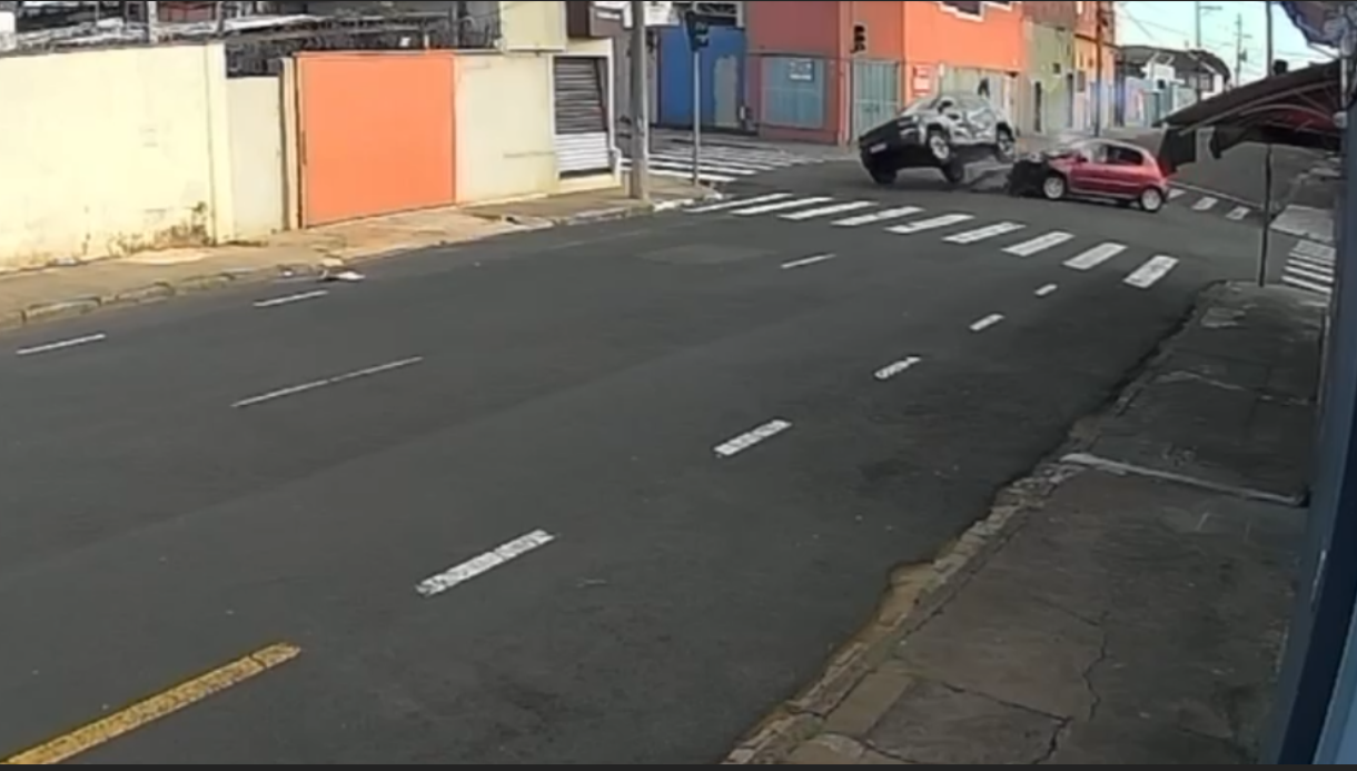 Cruzamento volta a registrar acidente e carro é arremessado contra poste