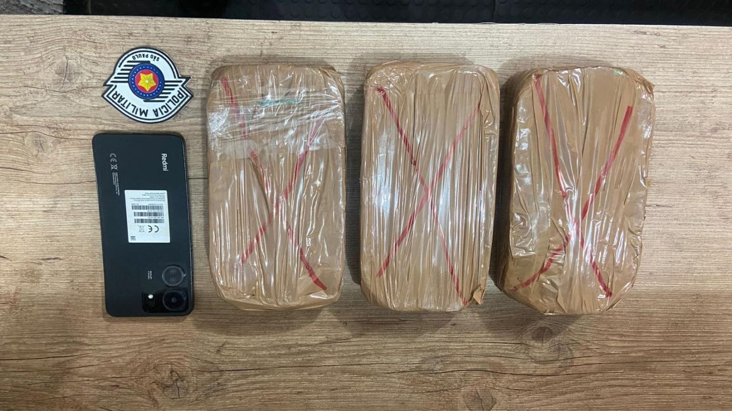 Traficante tenta fugir da PM em carro, mas é preso com tijolos de crack